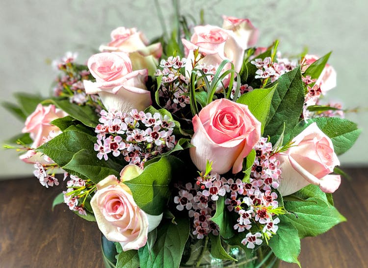 A striking bouquet of pink roses and wildflowers